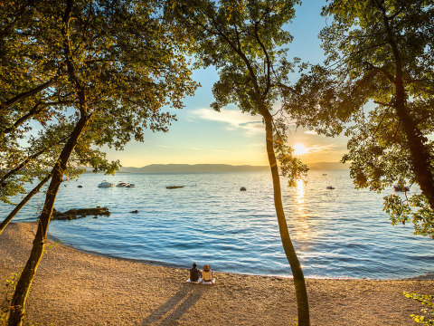 Tramonto sulla spiaggia di Aminess Style Camping Atea Resort a Primorje-Gorski Kotar, Croazia.