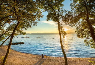 Zonsondergang aan het strand van Aminess Style Camping Atea Resort in Primorje-Gorski Kotar, Kroatië.