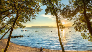 Aftenlys over Aminess Style Camping Atea Resort med to personer på stranden i Primorje-Gorski Kotar, Kroatien.