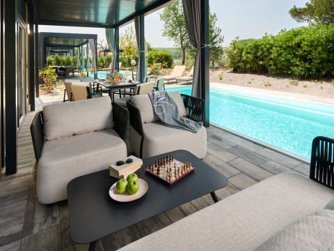Stijlvol terras met privézwembad bij Amber Sea Luxury Holiday Home, Aminess Style Camping Atea Resort, Kroatië.