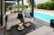 Udendørs loungeområde med komfortable sofaer, skakspil og privat pool på Amber Sea Luxury Holiday Home, Kroatien.