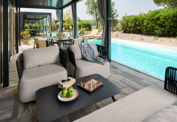 Luxe loungehoek met privézwembad bij Amber Sea Luxury Holiday Home, Aminess Style Camping Atea Resort, Kroatië.