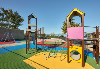 Farverig legeplads på Aminess Style Camping Atea Resort i Primorje-Gorski Kotar, Kroatien, med udsigt.