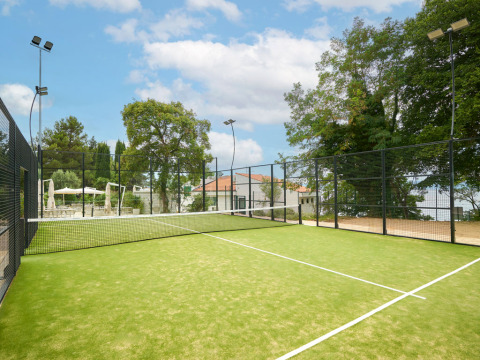 Buiten padelbaan met groen kunstgras en hekwerk bij Aminess Style Camping Atea Resort in Kroatië.