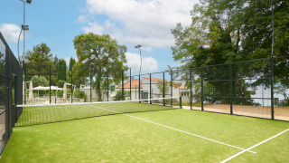 Udendørs padelbane med grønt underlag og hegn, beliggende i Aminess Style Camping Atea Resort, Kroatien.