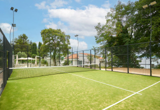 Padelplatz im Freien mit grünem Kunstrasen und Zaun im Aminess Style Camping Atea Resort, Kroatien.