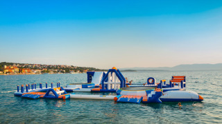 Opustelig vandlegeplads ved Aminess Style Camping Atea Resort i Kroatien med børn der leger i havet.