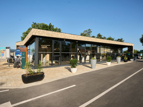 Moderne receptionsbygning med store vinduer og plantekrukker ved Aminess Style Camping Atea Resort i Kroatien.