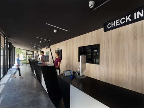 Accueil du Aminess Style Camping Atea Resort, comptoirs modernes et personnel dans un parc de Croatie.