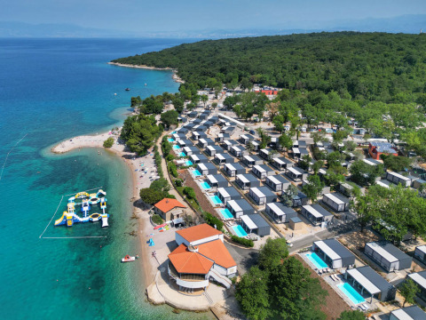 Luftfoto af Amber Sea Luxury Holiday Home med private pools ved Aminess Style Camping Atea i Kroatien.