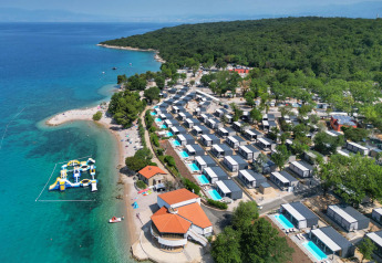 Luchtfoto van Amber Sea Luxury Holiday Home met privézwembaden bij Aminess Style Camping Atea in Kroatië.