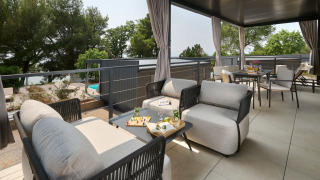 Terraza exterior moderna con cómodos sillones en Amber Luxury Holiday Home, en Aminess Style Camping Atea Resort, Croacia.