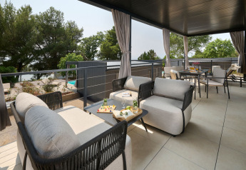 Udendørs terrasse med moderne loungemøbler på Amber Luxury Holiday Home ved Aminess Style Camping Atea Resort, Kroatien.