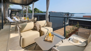 Moderne terras met comfortabele zitplaatsen en zeezicht bij Premium Holiday Home in Aminess Style Camping Atea, Kroatië.