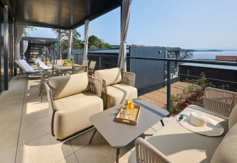 Moderne terrasse med komfortable siddepladser og havudsigt på Premium Holiday Home, Aminess Style Camping Atea, Kroatien.