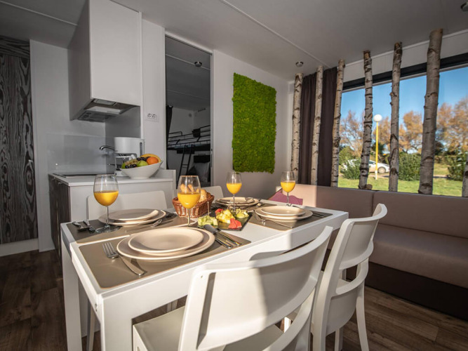 Moderne spise- og køkkenområde i en chalet på Camping Home Green, Camping Arena Grand Kažela, Kroatien.