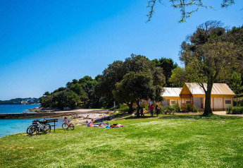 To-værelses glamping-safari-lofttelt på Camping Arena Stoja, Kroatien, med udsigt til havet og cykler.