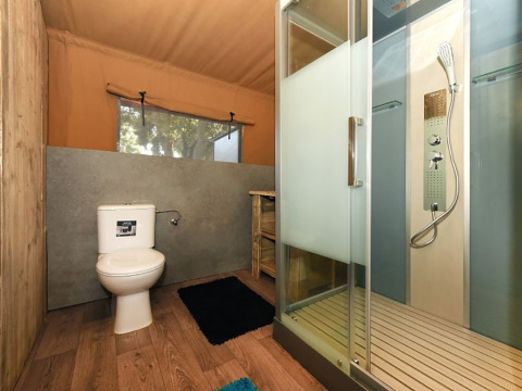 Bagno della tenda glamping a due camere da letto presso Camping Arena Stoja, Croazia, con doccia moderna.