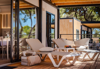 Terrazza moderna con lettini e arredi lounge presso Camping Villa al Camping Arena Stoja in Croazia.