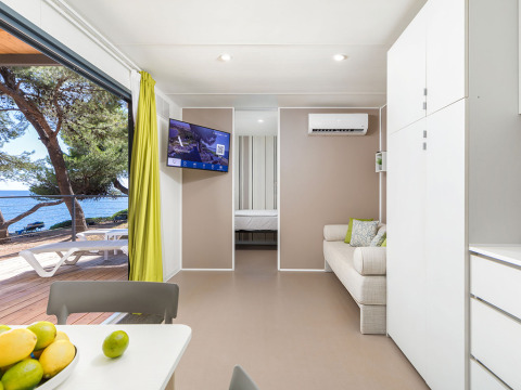 Innenaufnahme der Camping Villa Sea View auf Camping Arena Stoja in Kroatien, mit Blick aufs Meer.