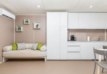 Moderne Campinglodge mit Sofa, Küche und stilvoller Einrichtung in der Camping Arena Stoja, Kroatien.