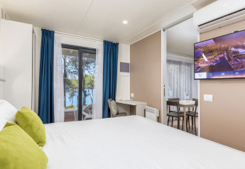 Camera di lodge moderna con vista mare e arredamento elegante a Camping Villa Sea View, Arena Stoja, Croazia.