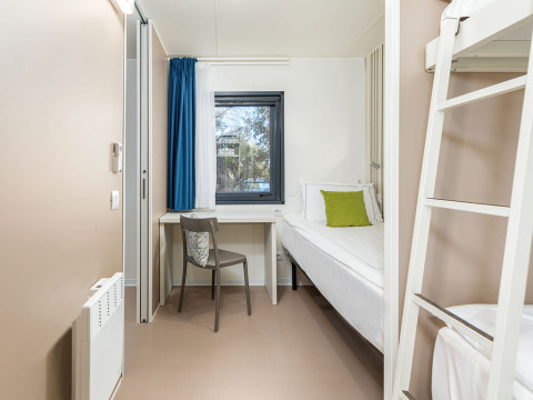 Interieur van een lichte, moderne kamer met stapelbed in Camping Villa Sea View, Camping Arena Stoja, Kroatië.