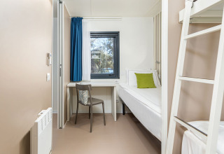 Vista interna di una stanza luminosa e moderna con letto a castello al Camping Villa Sea View, Camping Arena Stoja, Croazia.