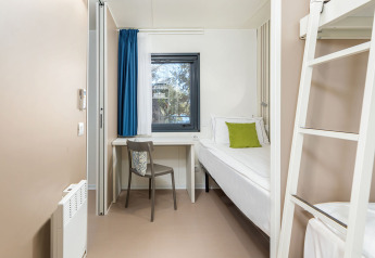Vista interna di una stanza luminosa e moderna con letto a castello al Camping Villa Sea View, Camping Arena Stoja, Croazia.