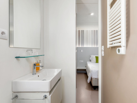 Bagno moderno e camera da letto a Camping Villa Sea View presso Camping Arena Stoja in Croazia.