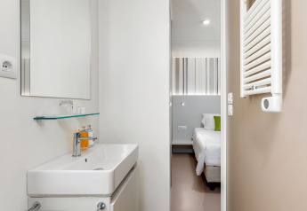 Bagno moderno e camera da letto a Camping Villa Sea View presso Camping Arena Stoja in Croazia.
