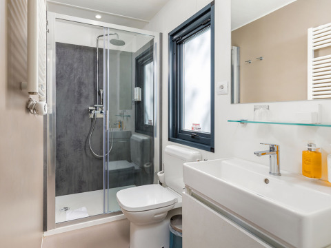 Bagno moderno con doccia, wc e lavandino presso Camping Villa Sea View, Camping Arena Stoja, Croazia.
