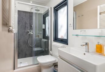 Moderne badkamer met douche, toilet en wastafel bij Camping Villa Sea View op Camping Arena Stoja, Kroatië.