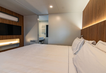 Camera da letto della Deluxe Camping Villa al Camping Arena Stoja, Croazia, con arredo moderno e letto doppio.
