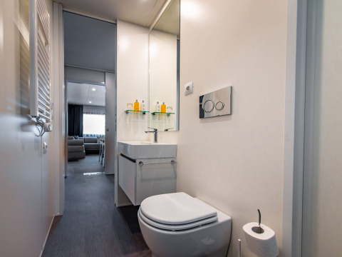 Modernes Bad in der Deluxe Camping Villa im Camping Arena Stoja in Kroatien, mit Waschbecken und WC.