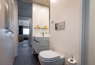 Bagno moderno nella Deluxe Camping Villa al Camping Arena Stoja in Croazia, con lavandino e WC.