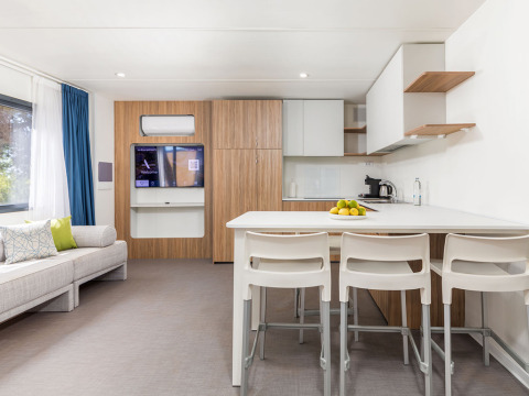 Moderne woonkamer en keuken in de Deluxe Camping Villa Sea View bij Camping Arena Stoja, Kroatië.