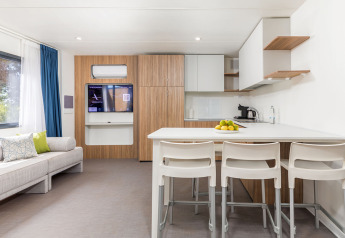 Soggiorno e cucina moderni nella Deluxe Camping Villa Sea View al Camping Arena Stoja, Croazia.