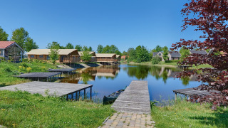 Steigers en safaritenten aan het water - Eigen Wijze - Bant, Flevoland, Nederland