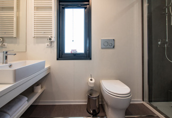 Salle de bain moderne à la Deluxe Camping Villa du Camping Arena Stoja, Croatie, avec douche et WC.