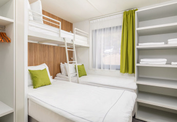 Camera luminosa moderna con letto a castello e due singoli nella Deluxe Camping Villa Sea View, Arena Stoja.