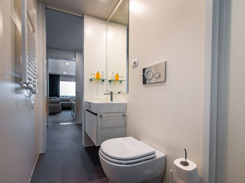 Moderne badkamer met wc en wastafel in Deluxe Camping Villa Sea View op Camping Arena Stoja in Kroatië.
