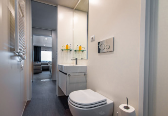 Moderne badkamer met wc en wastafel in Deluxe Camping Villa Sea View op Camping Arena Stoja in Kroatië.