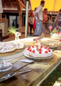 Tafel met taarten - Eigen Wijze - Bant, Flevoland, Nederland