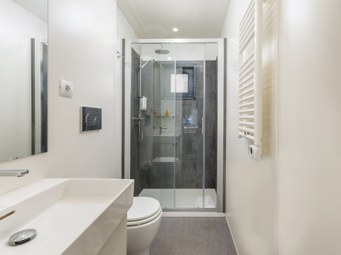 Modernes Badezimmer mit Dusche, Handtuchheizung und Spiegel in der Deluxe Camping Villa First Row, Kroatien.