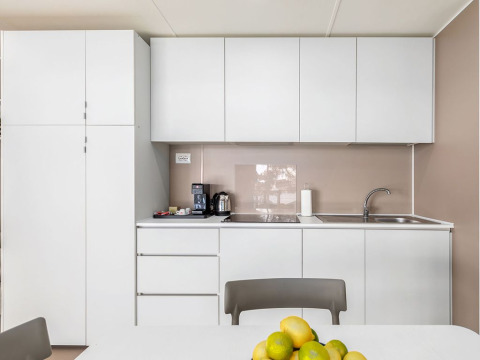 Cucina moderna e minimalista in uno chalet di Camping Villa First Row, Camping Arena Stoja, Croazia.