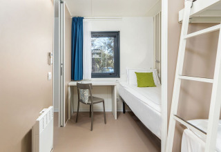 Lichte, compacte kamer in Camping Villa First Row, Camping Arena Stoja, Kroatië met stapelbed en bureau.