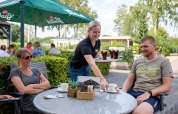 Gäste auf der Catering-Terrasse - Kleine Belties - Hardenberg, Overijssel, Niederlande