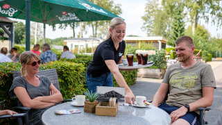Huéspedes en la terraza de restauración - Kleine Belties - Hardenberg, Overijssel, Países Bajos