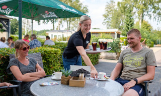 Gasten bij horeca terras - Kleine Belties - Hardenberg, Overijssel, Nederland